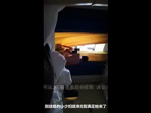 2个刚结婚的小少妇暴露窗前给人看