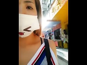 美女主播网吧勾引19岁大学生把他的手搁在自己没穿内裤的大腿内侧抚摸手别抖啊