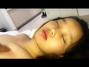 【MJ】00年巨乳小妹下药变死猪玩弄 身份证为证，跳蛋插入出水，插入鲍鱼和小嘴，高清1080P，附20P